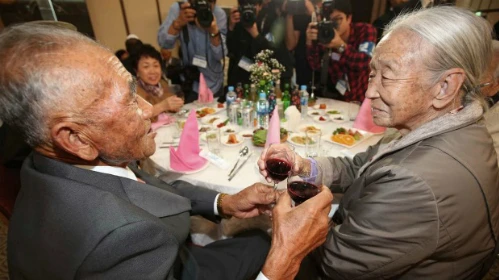 cuoc-hoi-ngo-12-gio-cua-cap-vo-chong-ly-biet-65-nam-1