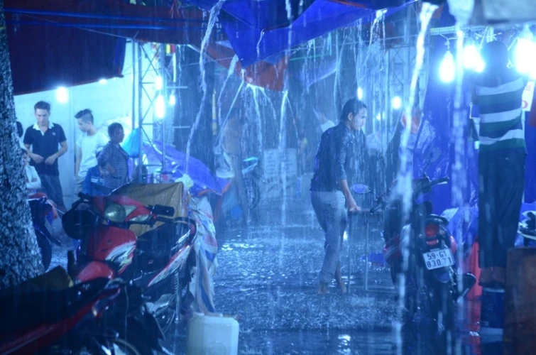 Sài Gòn mưa như trút, gần 500 gian hàng triển lãm 'chết đứng' ảnh 5