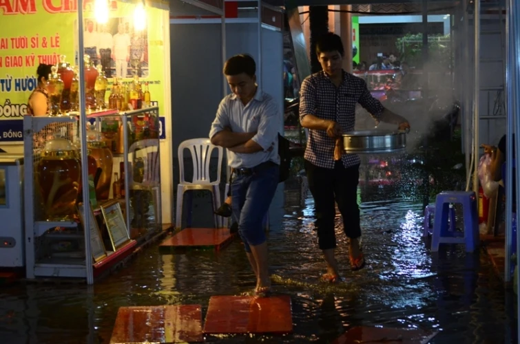 Sài Gòn mưa như trút, gần 500 gian hàng triển lãm 'chết đứng' ảnh 6