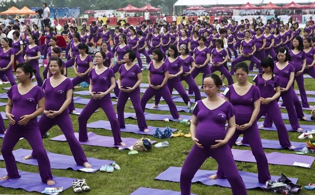553 phụ nữ mang bầu cùng nhau tập yoga đã thiết lập kỷ lục thế giới mới ở Trung Quốc.