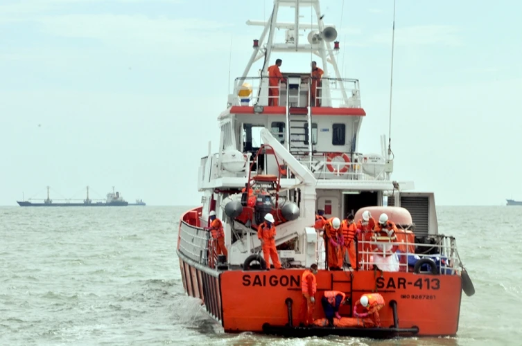 Tung hơn 100 người tìm kiếm nạn nhân vụ chìm tàu Hoàng Phúc 18 ảnh 1