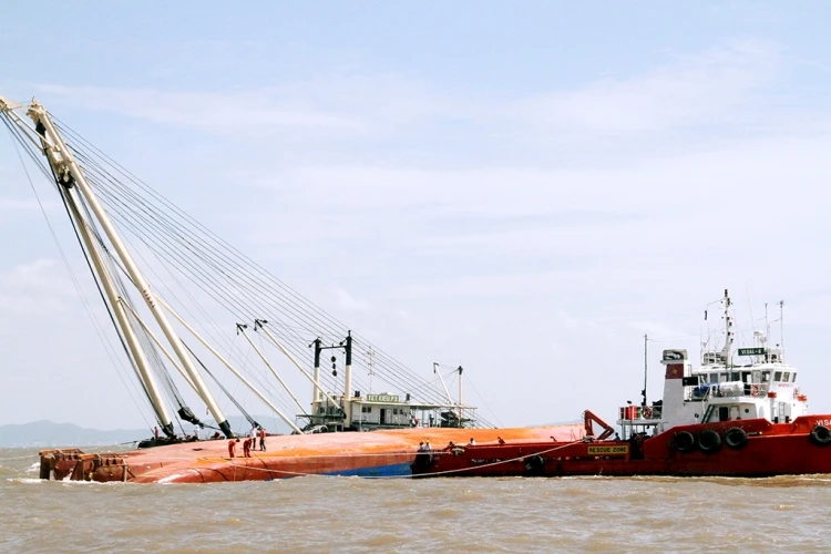 Tung hơn 100 người tìm kiếm nạn nhân vụ chìm tàu Hoàng Phúc 18 ảnh 5