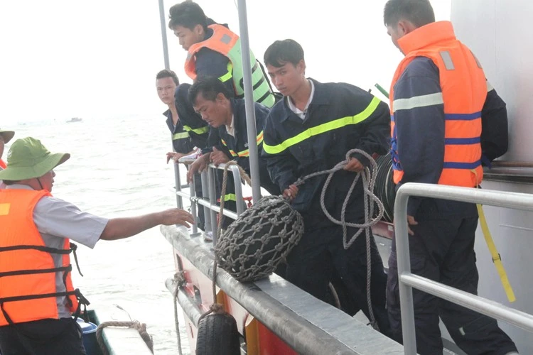 Tung hơn 100 người tìm kiếm nạn nhân vụ chìm tàu Hoàng Phúc 18 ảnh 7