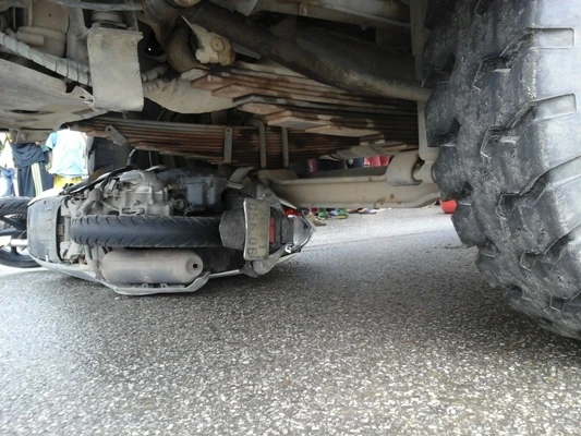 Kinh hoàng chứng kiến người phụ nữ bị cuốn vào gầm xe tải ảnh 1