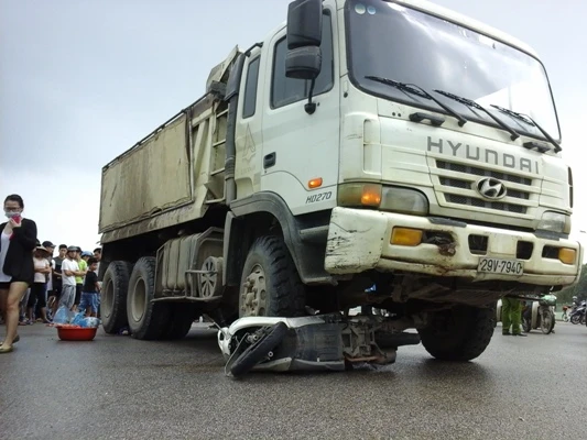 Kinh hoàng chứng kiến người phụ nữ bị cuốn vào gầm xe tải ảnh 2