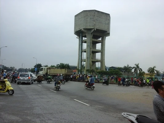 Kinh hoàng chứng kiến người phụ nữ bị cuốn vào gầm xe tải ảnh 3