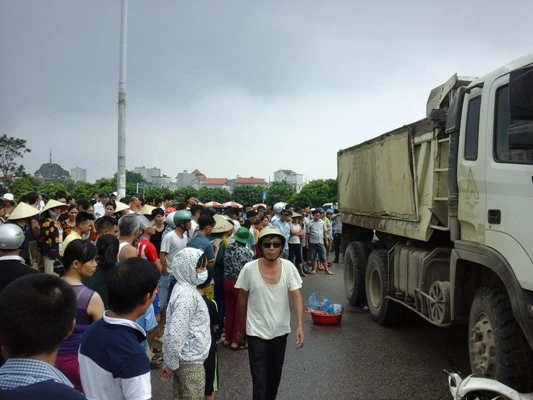 Kinh hoàng chứng kiến người phụ nữ bị cuốn vào gầm xe tải ảnh 4