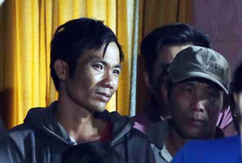 Người chồng đau đớn khi mất vợ và 2 con. Ảnh: Quốc Thắng.