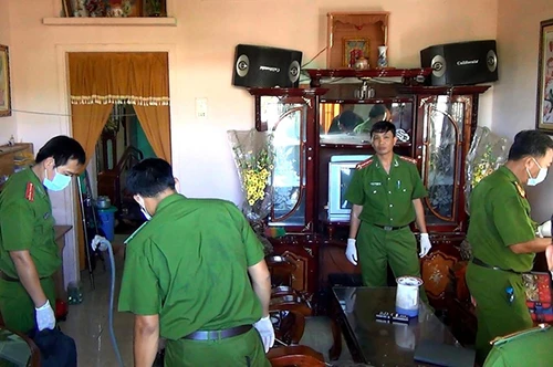 Cảnh sát khám nghiệm tìm thấy lá thư tuyệt mệnh và số vòng vàng được cất ở chỗ khác. Ảnh: C.A