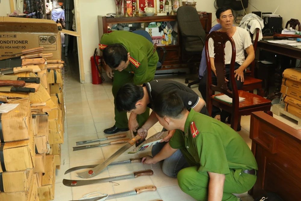 Phát hiện lô hàng hơn 2.000 nông cụ có hình dạng... mã tấu ảnh 2