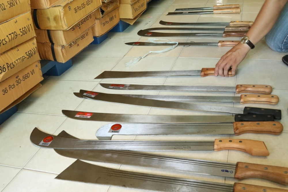 Phát hiện lô hàng hơn 2.000 nông cụ có hình dạng... mã tấu ảnh 4