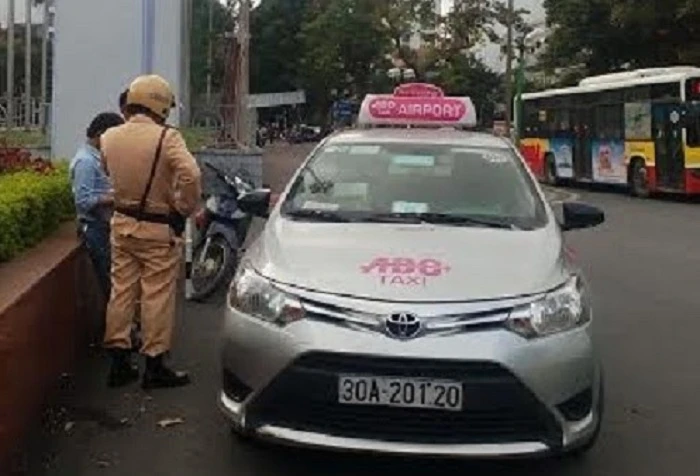 Tài xế taxi giằng co, giật biên bản của CSGT ảnh 1