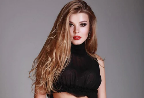 Valentina Rasulova nhận vương miện từ người tiền nhiệm, hoa hậu Thái Lan, Phataraporn Wang.