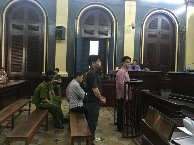 Phạt 16 năm tù cựu công an 'giúp' buôn lậu dàn xe siêu sang ảnh 1