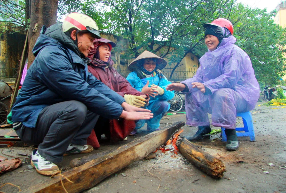 Người Hà Nội đốt lửa chống rét kỷ lục ảnh 4