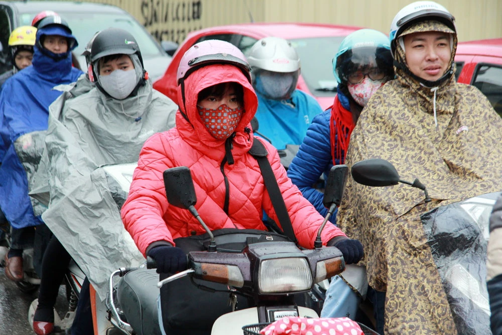 Người Hà Nội đốt lửa chống rét kỷ lục ảnh 7