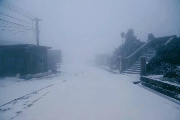 Nhiều nơi ở miền Bắc chìm trong băng tuyết lịch sử âm 6-8 độ C ảnh 1