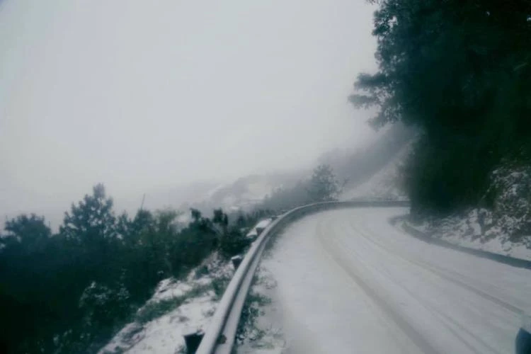 Nhiều nơi ở miền Bắc chìm trong băng tuyết lịch sử âm 6-8 độ C ảnh 3