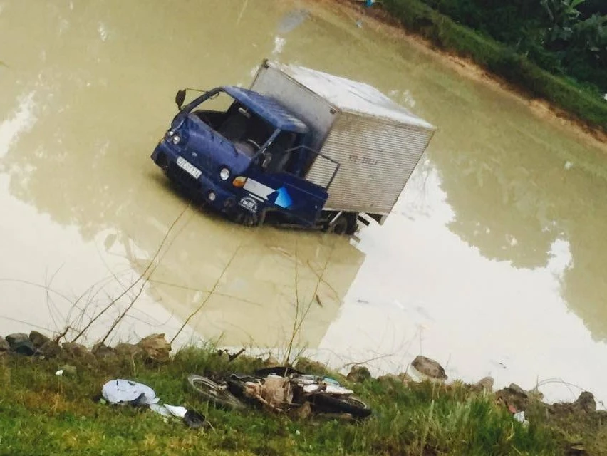 Xe tải tông văng xe máy, hai nữ công nhân tử nạn thương tâm ảnh 1