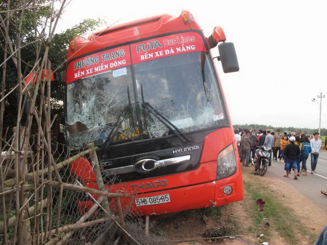 Xe khách Phương Trang tông xe máy, hai người chết 