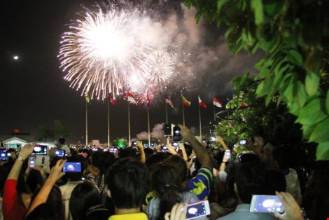 Bắn pháo hoa: Mãn nhãn hay lãng phí? ảnh 7