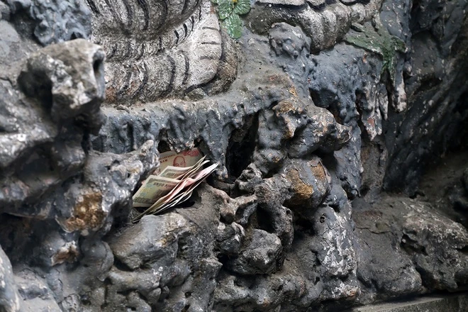 Tiền lẻ rải khắp nơi ở đền chùa Hà Nội ảnh 10