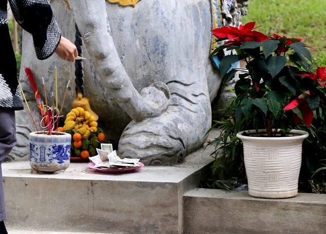 Tiền lẻ rải khắp nơi ở đền chùa Hà Nội ảnh 9