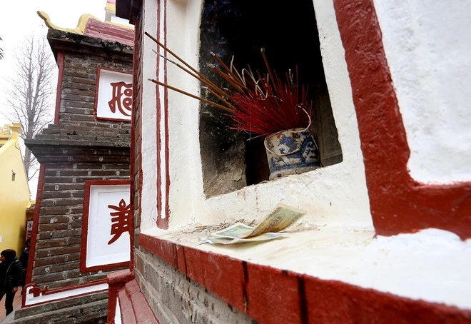 Tiền lẻ rải khắp nơi ở đền chùa Hà Nội ảnh 11