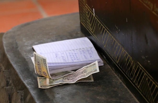 Tiền lẻ rải khắp nơi ở đền chùa Hà Nội ảnh 6