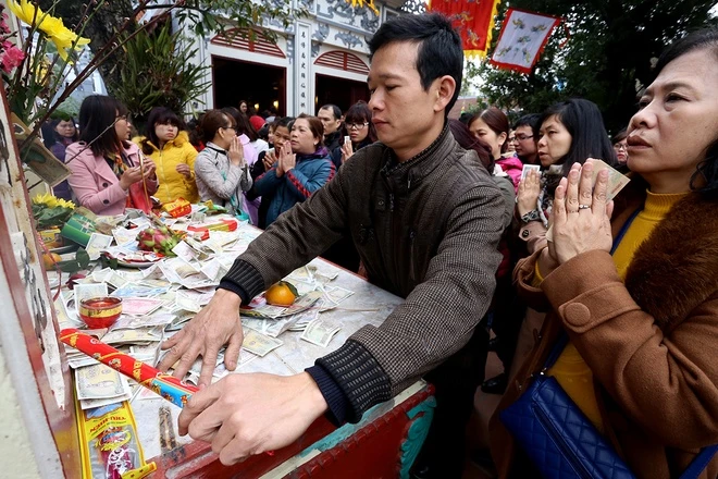 Tiền lẻ rải khắp nơi ở đền chùa Hà Nội ảnh 5