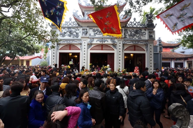 Tiền lẻ rải khắp nơi ở đền chùa Hà Nội ảnh 1