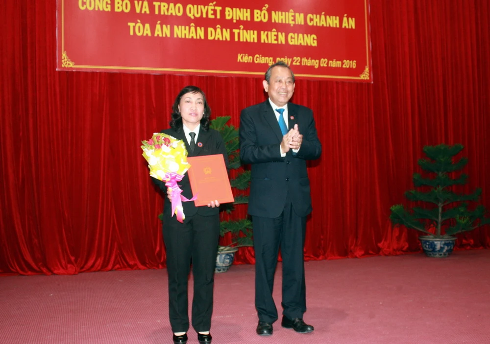 Trao quyết định bổ nhiệm chánh án TAND tỉnh Kiên Giang ảnh 1