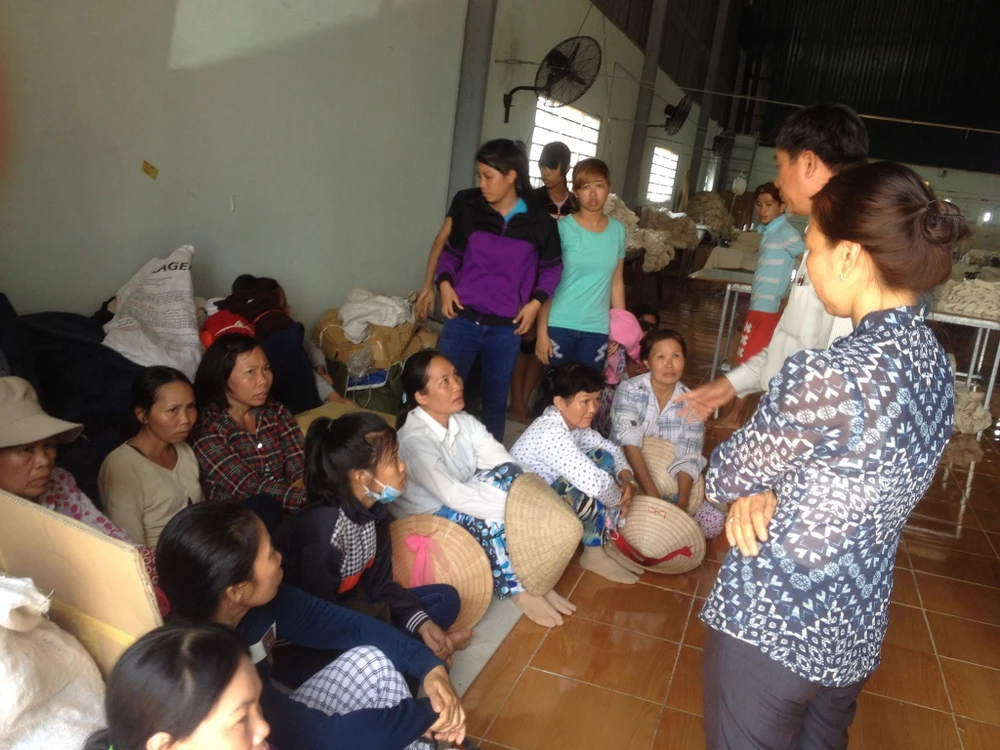 Chậm nhận lương, công nhân 'cầu cứu' ủy ban xã ảnh 1