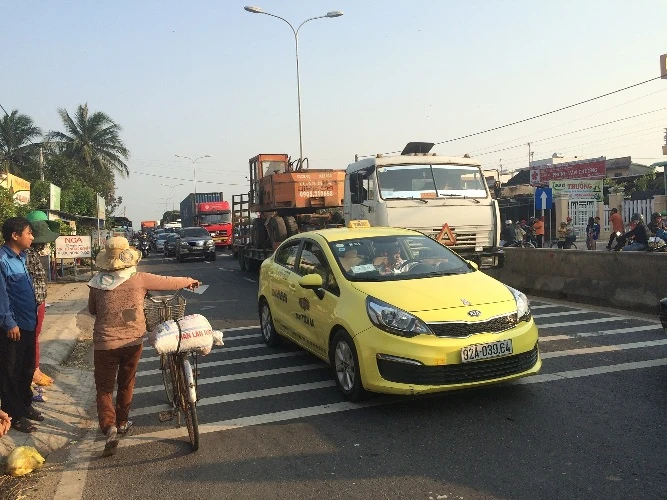 Xe tải bay qua đường, cặp vợ chồng thoát chết hi hữu ảnh 1