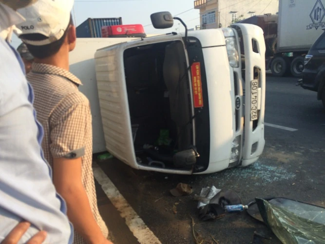 Xe tải bay qua đường, cặp vợ chồng thoát chết hi hữu ảnh 2