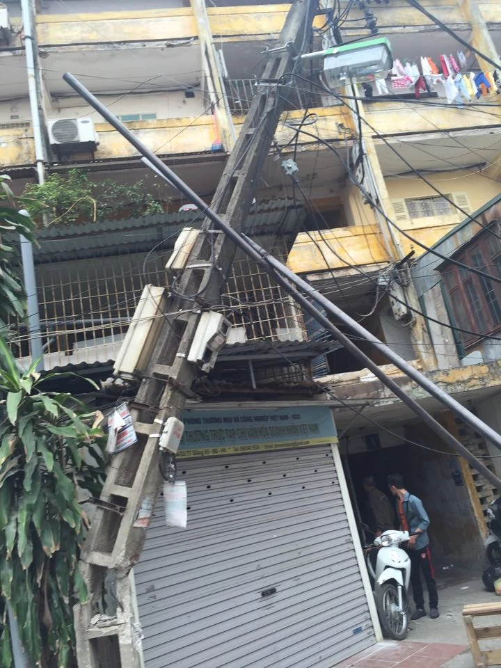 Hà Nội: Cần cẩu cạnh khu tập thể bất ngờ đổ sập giữa đêm ảnh 1