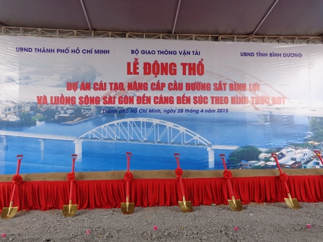 Cầu đường sắt Bình Lợi mới nằm 'im ru' sau một năm động thổ ảnh 1