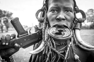 Kỳ lạ phong tục xẻ môi để lồng đĩa của bộ tộc ở Ethiopia ảnh 1