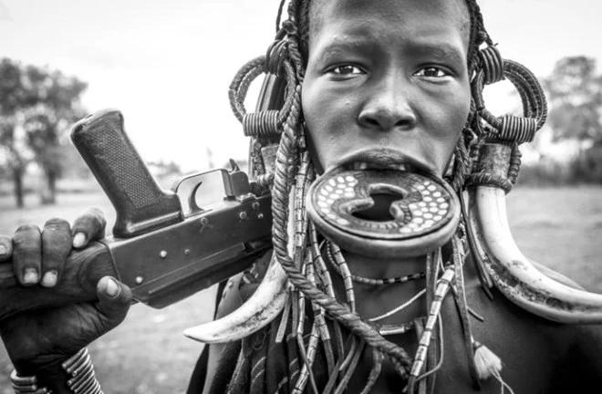 Kỳ lạ phong tục xẻ môi để lồng đĩa của bộ tộc ở Ethiopia ảnh 8