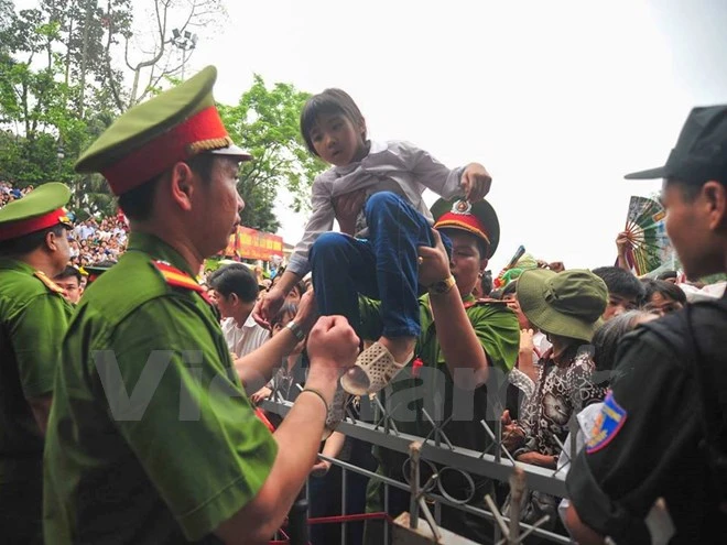 Hình ảnh đẹp về các chiến sĩ công an ở lễ hội đền Hùng ảnh 7