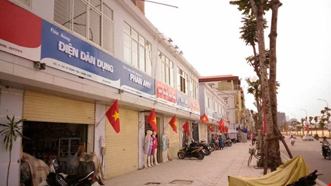 Quận Thanh Xuân nói gì về biển hiệu 'đồng phục xanh đỏ' ở phố kiểu mẫu? ảnh 1