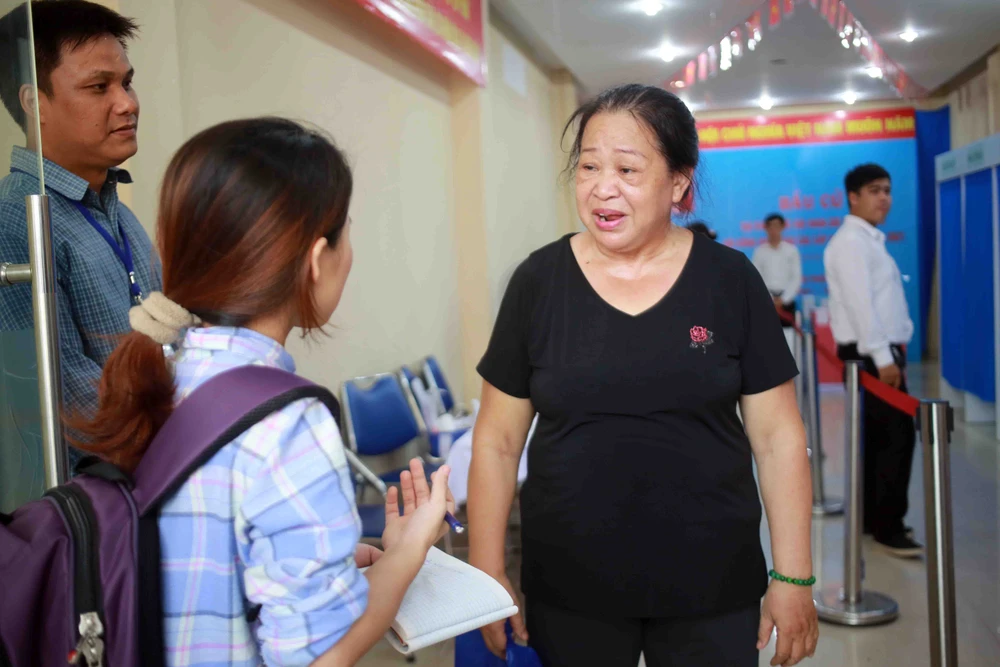 Quận 1: Nhiều cử tri tranh thủ giấc trưa đi bỏ phiếu ảnh 1