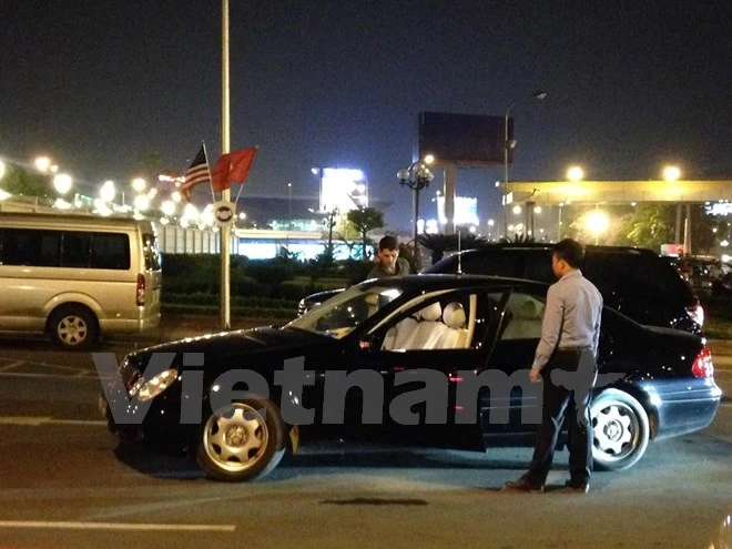 Chuyên cơ chở Tổng thống Obama đã đáp xuống sân bay Nội Bài ảnh 11