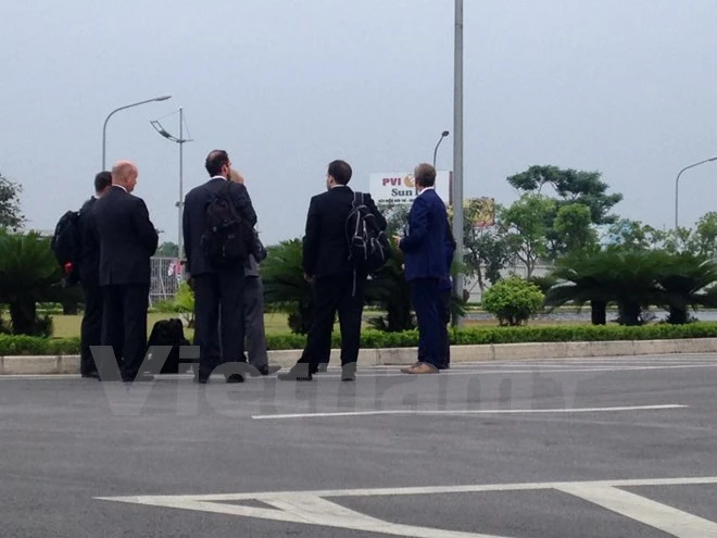 Chuyên cơ chở Tổng thống Obama đã đáp xuống sân bay Nội Bài ảnh 15