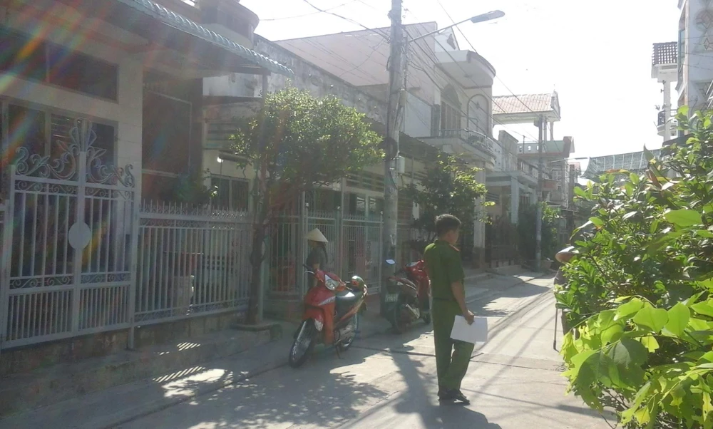 Hàng chục thanh thiếu niên ném 'bom xăng' gây náo loạn trong đêm ảnh 1