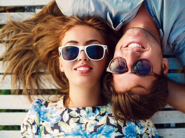 Vì sao các đôi hạnh phúc ít chia sẻ trên mạng xã hội ảnh 1