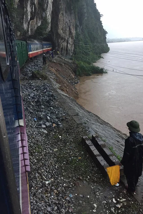 Chùm ảnh: Lụt ngập nóc nhà ở Quảng Bình ảnh 8