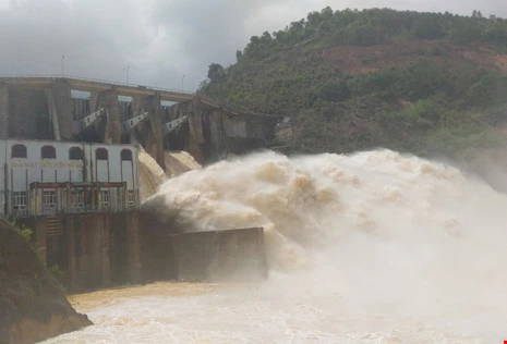 Thủy điện Hố Hô đang xả lũ