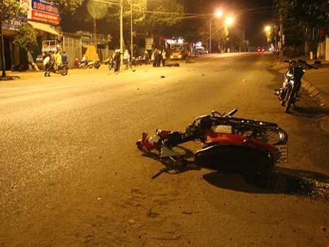 Xe máy đối đầu, 2 người thương vong - ảnh 1
