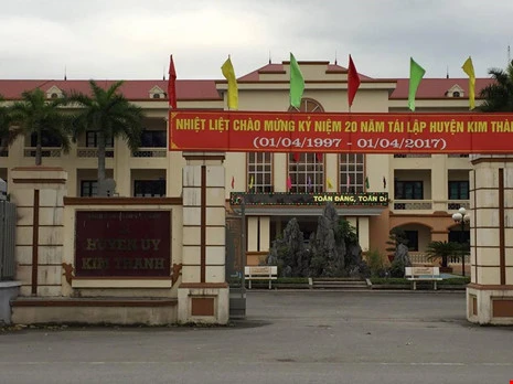 Nhiều người nhà bí thư, phó bí thư huyện cùng làm quan - ảnh 1